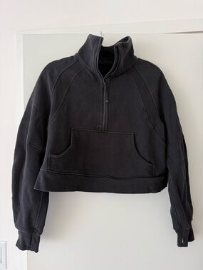 Lululemon Scuba Oversized
Half-Zip Funnel Neck
Sweatshirt Cropped in Black